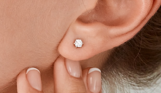 Clous et boucles d'oreilles en diamant | acredo